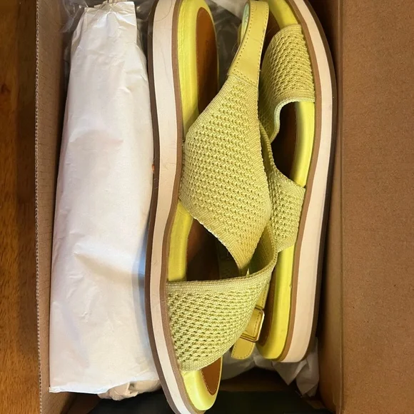 Cole Haan Size 6 Lime Green Sandals - Picture 2 of 4